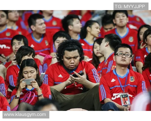 足球被掏事件引发广泛关注球迷与媒体的反应与讨论热潮